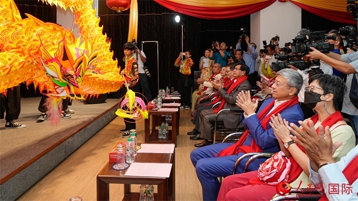 嘉賓觀看傳統(tǒng)舞龍表演。人民網(wǎng)記者 謝佳君攝