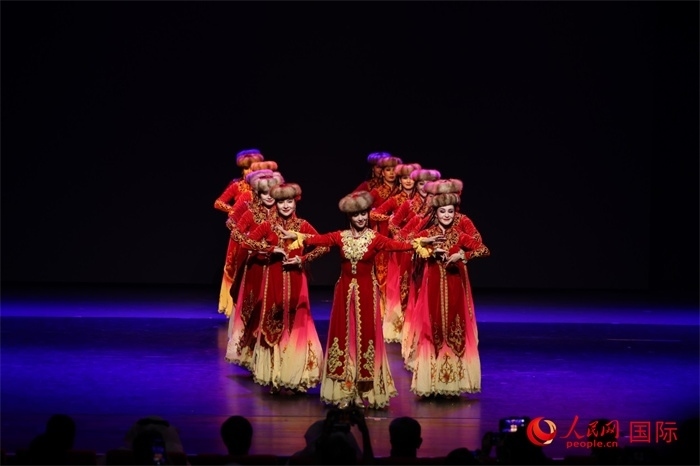 2日在阿聯(lián)酋迪拜舉行的大型音舞詩(shī)畫(huà)《新疆是個(gè)好地方》文藝演出。人民網(wǎng)記者任皓宇攝