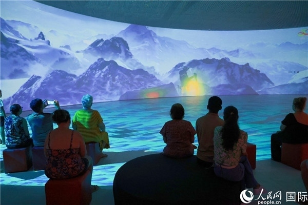 巴西民眾在活動(dòng)現(xiàn)場(chǎng)觀賞“走進(jìn)中國(guó)：沉浸式體驗(yàn)展”。人民網(wǎng)記者 陳海琪攝