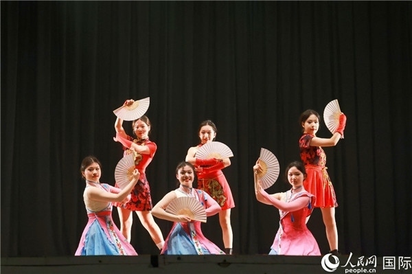 燈光秀匯演現(xiàn)場(chǎng)節(jié)目精彩紛呈。人民網(wǎng)記者 陳海琪攝