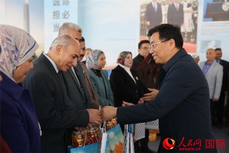 中建埃及分公司董事長常偉才為埃及師生發(fā)放新年禮包。人民網(wǎng)記者 黃培昭攝