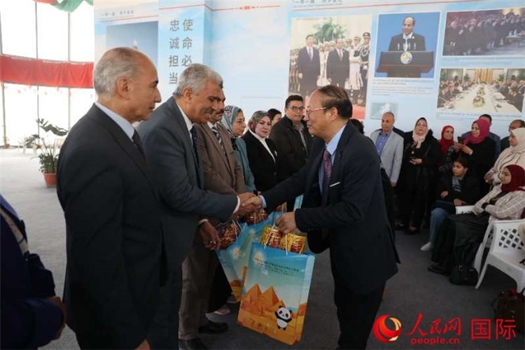 中國駐埃及使館教科處盧春生公參為埃及師生發(fā)放新年禮包。人民網(wǎng)記者 黃培昭攝