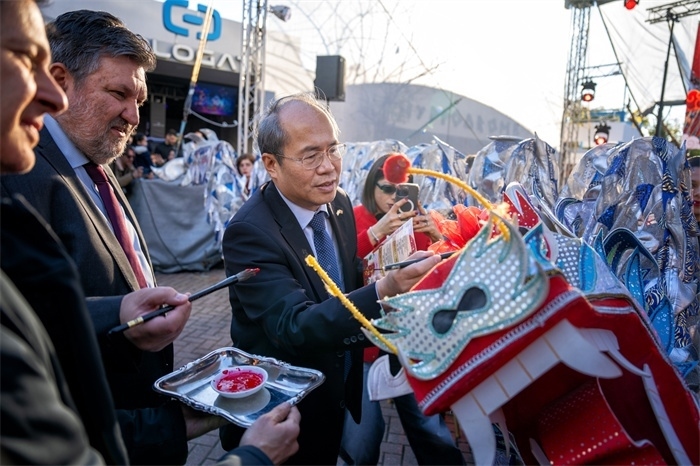 中國(guó)駐希臘大使館大使肖軍正與希方嘉賓為舞龍點(diǎn)睛?！吨邢r(shí)報(bào)》供圖