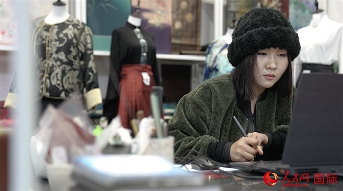 1月23日，在山東省菏澤市曹縣有愛(ài)云倉(cāng)直播基地，張子晨正在設(shè)計(jì)漢服。 人民網(wǎng)記者 袁蒙攝