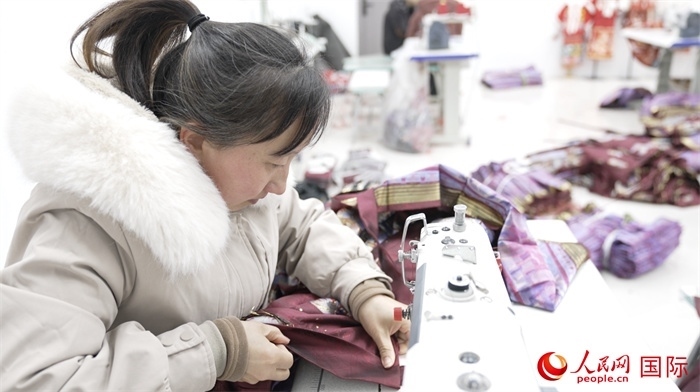 1月24日，在山東省菏澤市曹縣大集鎮(zhèn)云牧服飾有限公司，高燕正在縫制馬面裙。 人民網(wǎng)記者 袁蒙攝