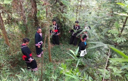 “瑤老”人民調(diào)解員翻山越嶺開展現(xiàn)場調(diào)解。