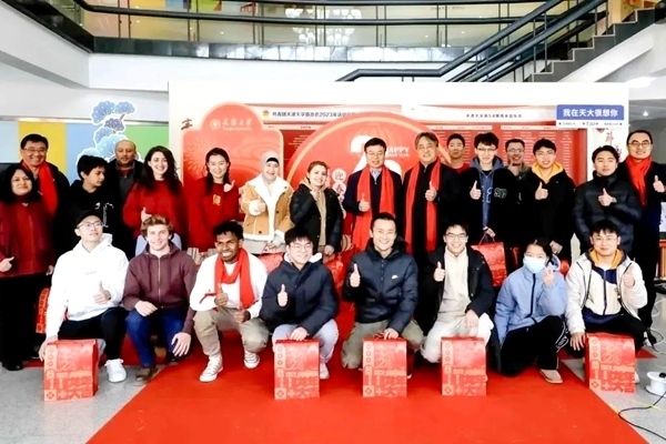 天津大學(xué)同學(xué)們收到新春大禮包。校方供圖