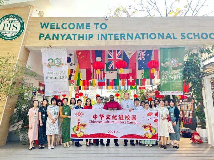 駐老撾使館政治處主任杜長(zhǎng)青與白云碧國(guó)際學(xué)校校方、參會(huì)志愿者教師合影?；顒?dòng)主辦方供圖