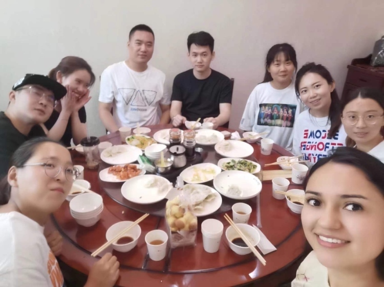 保拉與中國朋友在一起。圖片由受訪者提供