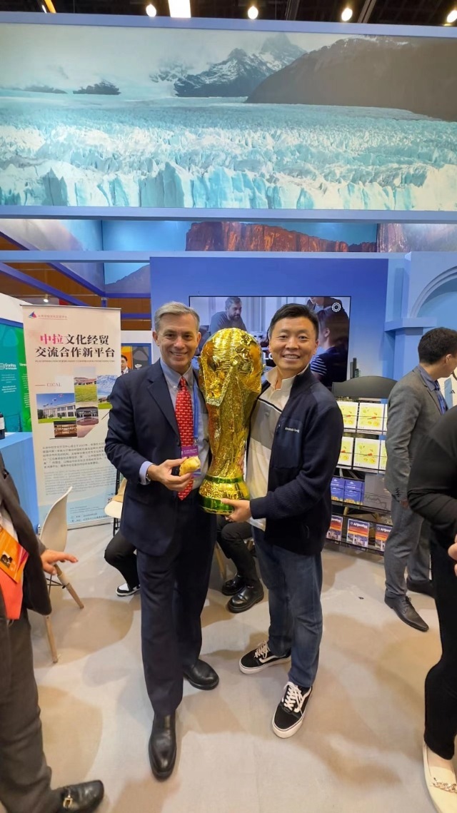 2022年，馬克西米與同事在上海。圖片由受訪者提供