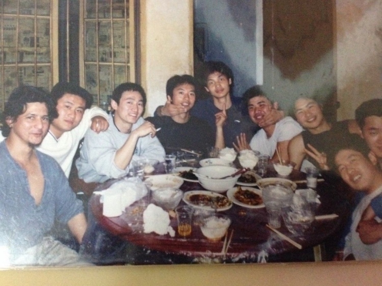 2007 年，卡洛斯·卡斯蒂略（左一）和他的中國朋友在武漢慶祝春節(jié)。圖片由受訪者提供