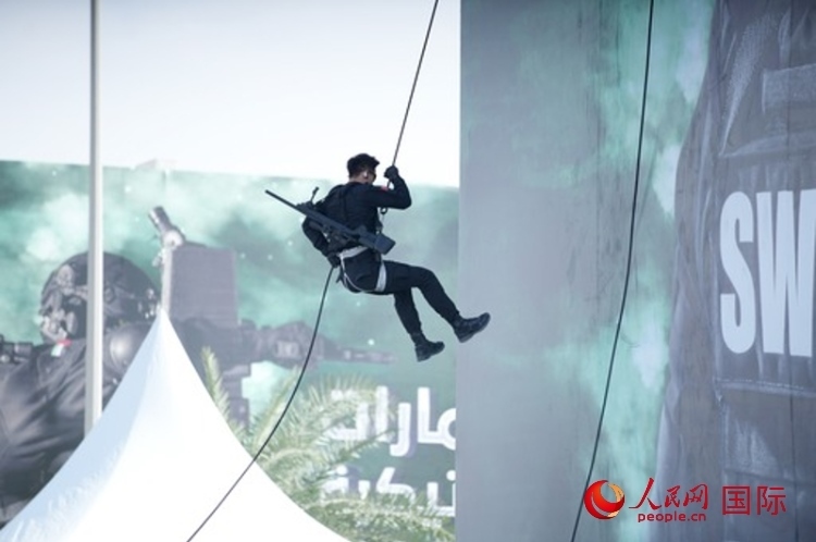 中國特警索降。人民網(wǎng) 塔里克·易卜拉欣攝