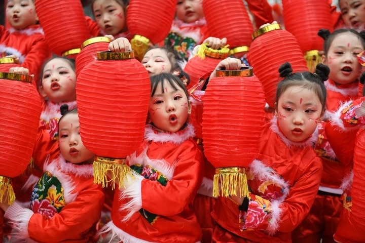 1月18日，四川省閬中市閬中古城，民間藝人和文藝工作者在表演節(jié)目歡度臘八節(jié)，喜迎農(nóng)歷新年。這是參演的小朋友在表演。新華社發(fā)（王玉貴 攝）