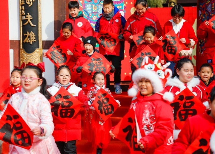 2月2日，小朋友在濟(jì)南五龍?zhí)毒皡^(qū)參加送福字活動(dòng)。新華社發(fā)（徐舟攝）