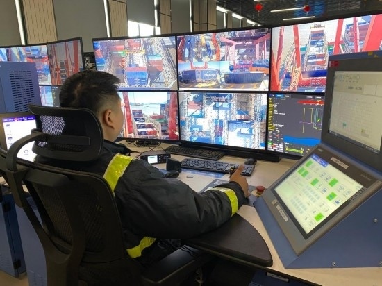 圖為寧波舟山港梅山港區(qū)遠控操作室內，橋吊司機在遠程控制橋吊裝卸。新華社記者魏一駿 攝