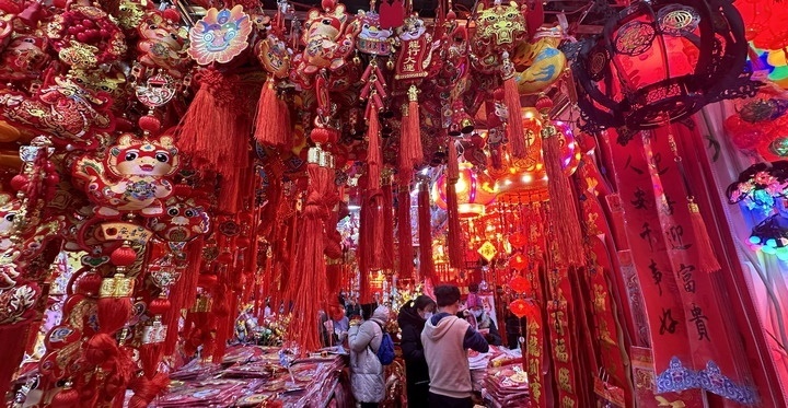 1月19日，市民在北京一商場內(nèi)選購春節(jié)裝飾品。新華社記者李欣攝