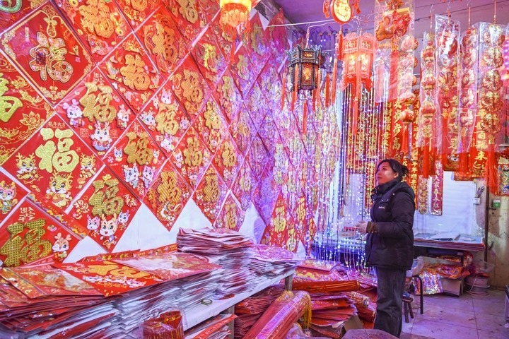 1月21日，在山西省晉中市平遙縣一家市場，市民在選購年貨。新華社發(fā)（梁生仁攝）