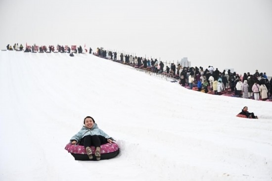圖為1月18日，市民在內(nèi)蒙古賽馬場滑雪圈。新華社記者 貝赫 攝