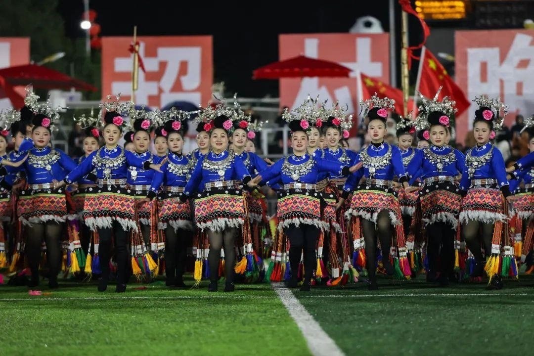 △2024年2月3日，2024年全國“村晚”示范展示活動(dòng)暨貴州“村超村晚”系列活動(dòng)之一的民族文化展演，在榕江縣“村超”足球場舉行。