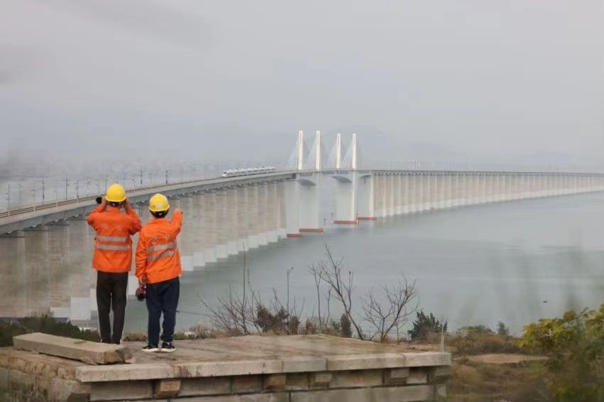 許沖和工友在白天巡視湄洲灣大橋上的供電設(shè)備。胡鵬攝