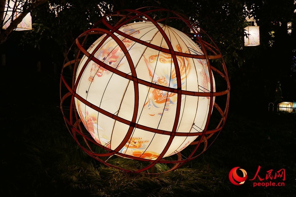 白鷺洲公園展出的燈彩作品。人民網(wǎng)記者 韋衍行攝