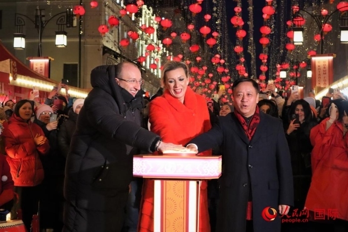 張漢暉、扎哈羅娃、科茲洛夫（從右至左）共同按下活動啟動按鈕。于子恒攝