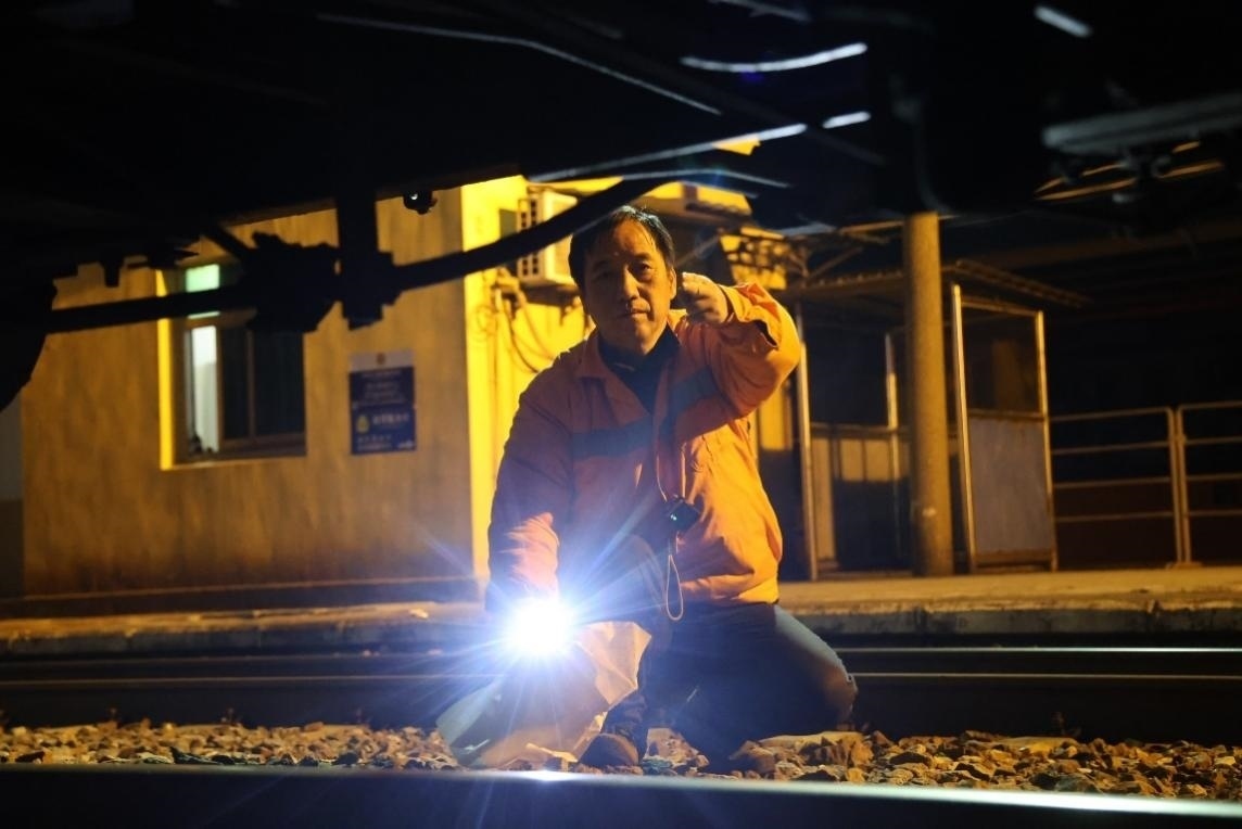 凌晨2點(diǎn)，李金饒正在檢查關(guān)門車。陸佳駿攝