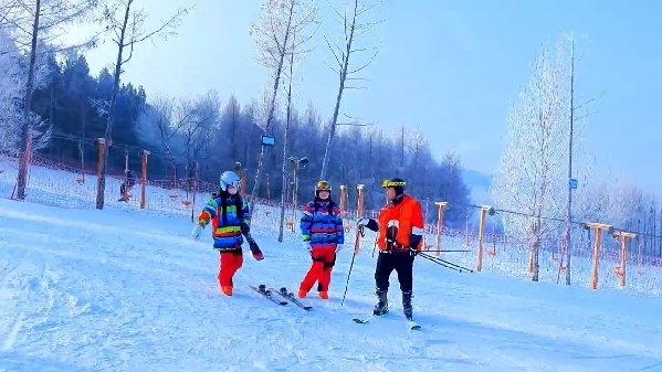 新春走基層｜滑雪場(chǎng)上過(guò)春節(jié)！冰城“冷資源”變成“熱經(jīng)濟(jì)”