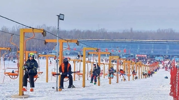 新春走基層｜滑雪場(chǎng)上過(guò)春節(jié)！冰城“冷資源”變成“熱經(jīng)濟(jì)”