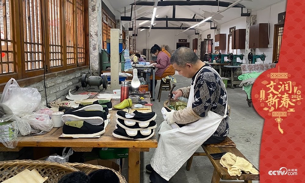 唐昌布鞋坊內(nèi)的工人正在趕制布鞋。王凡攝