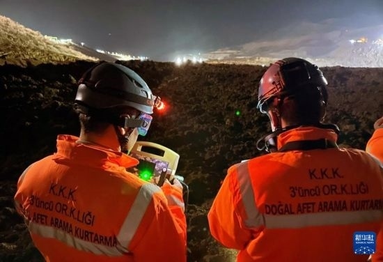 2月13日，救援人員在土耳其東部埃爾津詹省伊利奇區(qū)礦難現(xiàn)場(chǎng)工作。新華社發(fā)（穆斯塔法·卡亞攝）