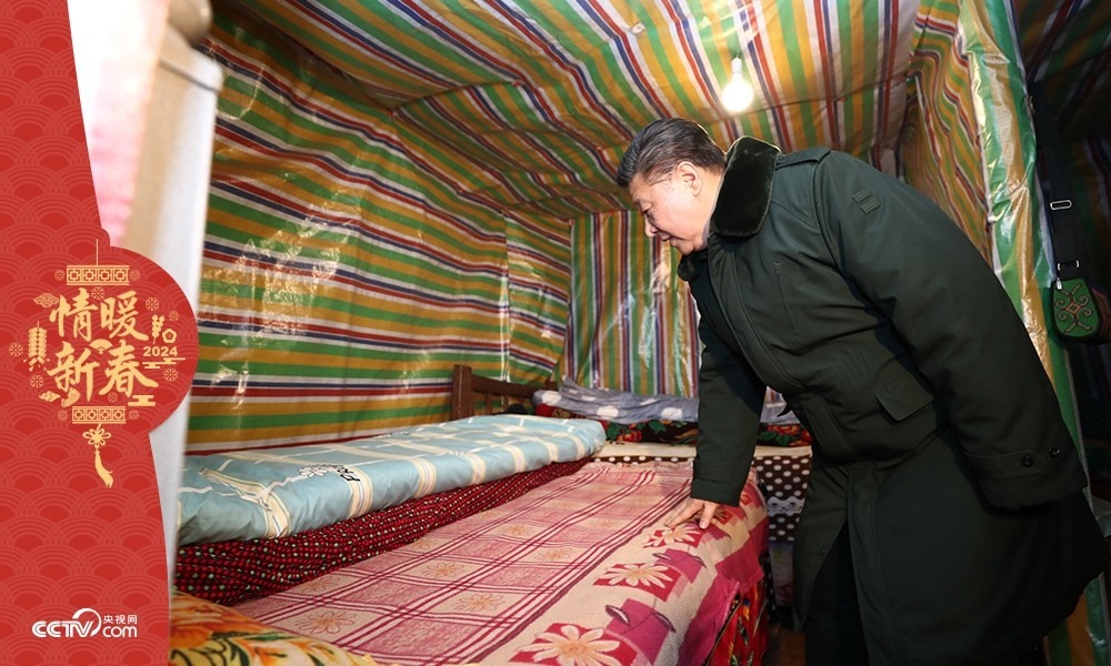 2018年2月11日，習近平總書記在四川三河村貧困戶吉好也求家中看望。