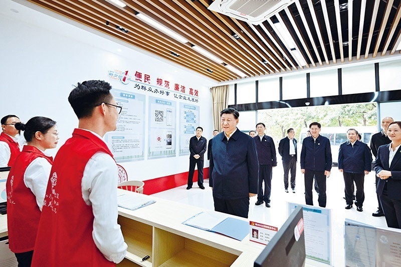 2023年12月14日至15日，中共中央總書記、國家主席、中央軍委主席習(xí)近平在廣西考察。這是14日上午，習(xí)近平在南寧市良慶區(qū)蟠龍社區(qū)黨群服務(wù)中心考察。 新華社記者 燕雁/攝