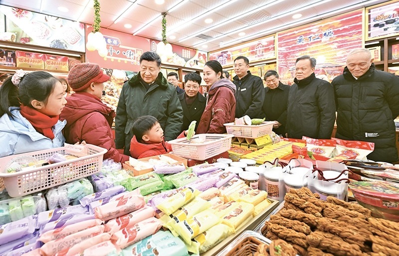 2024年2月1日至2日，中共中央總書記、國家主席、中央軍委主席習(xí)近平來到天津，看望慰問基層干部群眾。這是1日下午，習(xí)近平在天津古文化街考察時，走進(jìn)店鋪同現(xiàn)場群眾互動交流。 新華社記者 謝環(huán)馳/攝