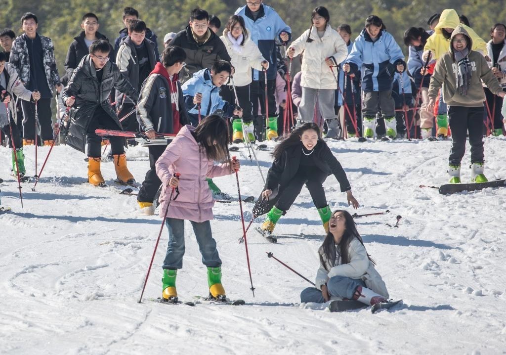 游客在重慶市南川區(qū)金佛山北坡滑雪場(chǎng)滑雪（2023年11月22日攝）。新華社發(fā)（瞿明斌攝）