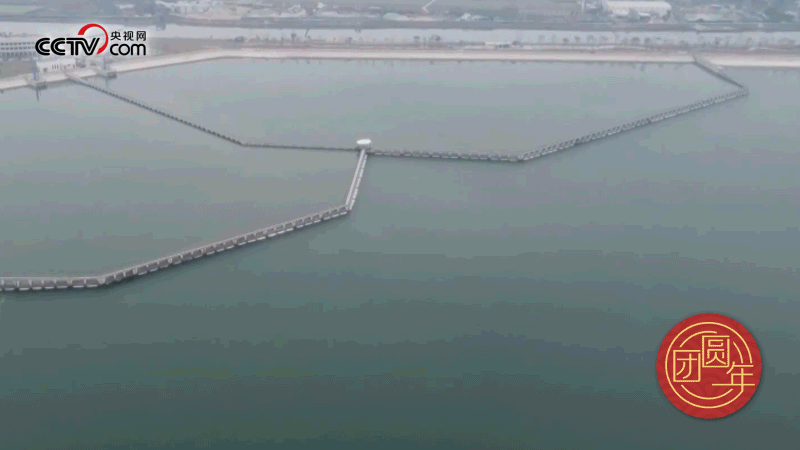 △西江潛地行，潤澤大灣區(qū)。珠江三角洲水資源配置工程西起廣東佛山順德西江干流鯉魚洲，穿越獅子洋，東至深圳公明水庫，是世界上流量最大的長距離有壓調(diào)水工程。