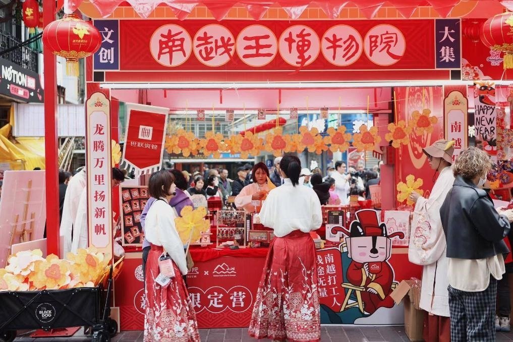 在西湖花市的南越王博物院攤位，文創(chuàng)與花市的跨界融合吸引了不少市民游客駐足。（南越王博物院供圖）