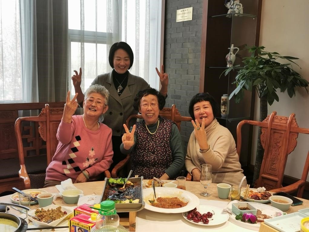 吳釗（前排左一）和鄰居一起在天津過(guò)年。（采訪(fǎng)對(duì)象供圖）