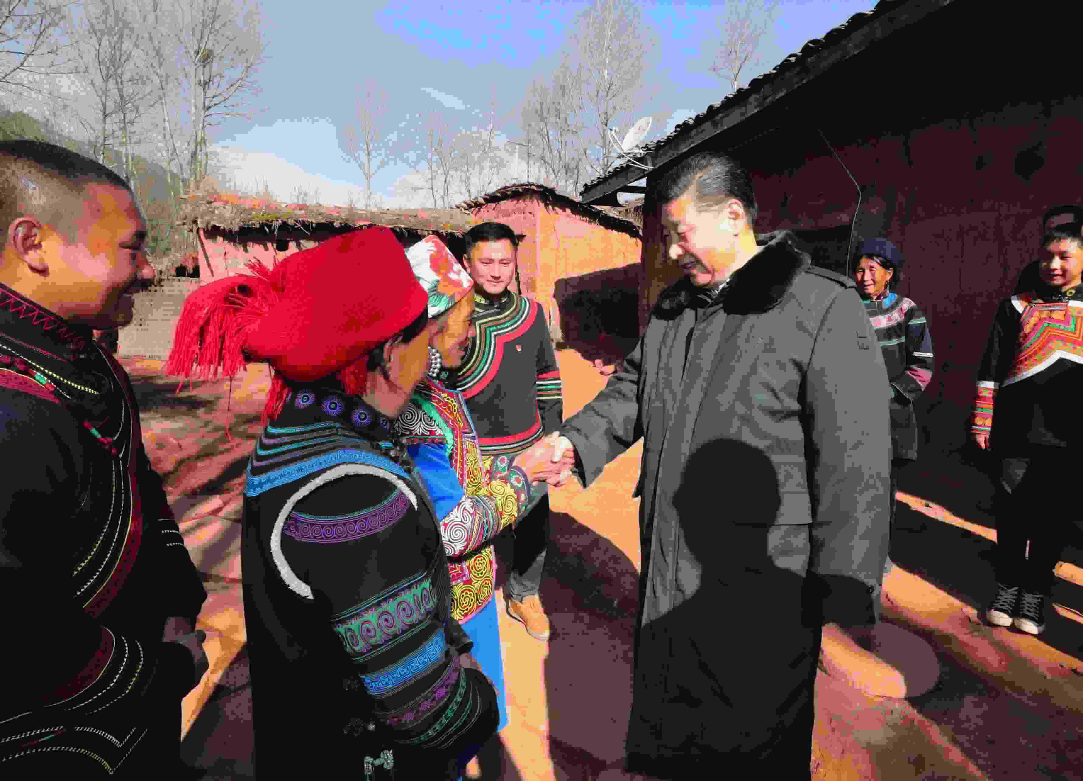 △ 2018年2月11日，習(xí)近平總書記驅(qū)車2個多小時，從四川西昌市來到位于大涼山深處的昭覺縣三岔河鄉(xiāng)三河村、解放鄉(xiāng)火普村，走進(jìn)彝族貧困群眾家中，看實(shí)情、問冷暖、聽心聲，同當(dāng)?shù)馗刹咳罕姽采叹珳?zhǔn)脫貧之策。