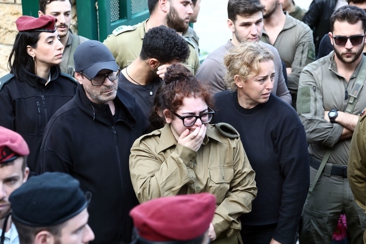 1月23日，在以色列特拉維夫的一處公墓，人們參加一名以色列士兵的葬禮。新華社發(fā)（吉德翁·馬科維奇攝/基尼圖片社）