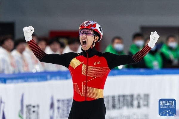 吉林隊(duì)選手孫龍沖線后慶祝勝利。新華社記者 李博 攝