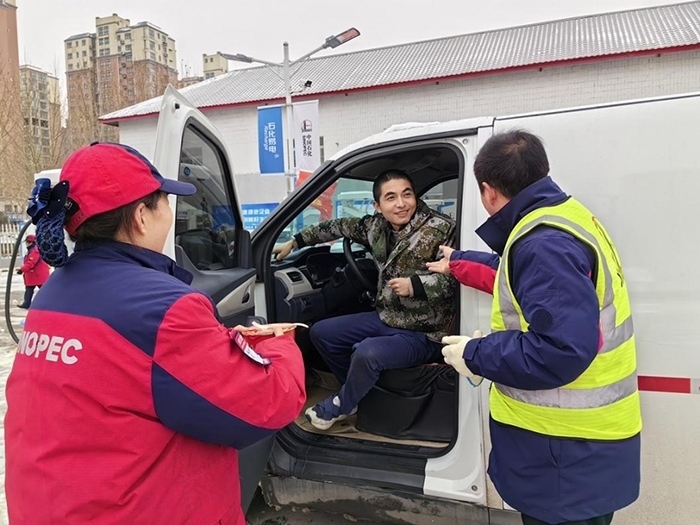 加能站員工為雪天到站充電的司機送來泡面并邀請他到站里休息。受訪者供圖