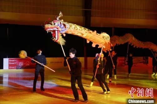 當(dāng)?shù)貢r間2月17日晚，作為農(nóng)歷甲辰龍年“歡樂春節(jié)”系列活動之一，別具特色的青少年冰上春晚在加拿大多倫多舉行。圖為青少年表演冰上舞龍。 中新社記者 余瑞冬 攝