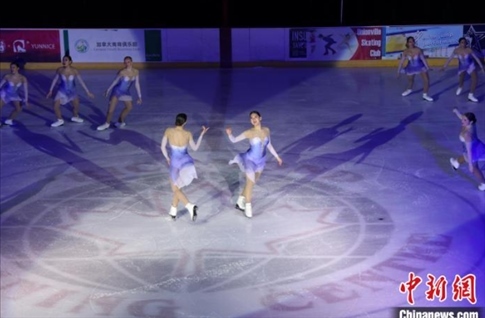 當(dāng)?shù)貢r間2月17日晚，青少年冰上春晚在加拿大多倫多舉行。圖為曾獲加拿大全國冠軍的一支青少年花滑隊進行集體自由滑表演。 中新社記者 余瑞冬 攝