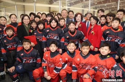 當(dāng)?shù)貢r間2月17日晚，青少年冰上春晚在加拿大多倫多舉行。圖為中國駐多倫多總領(lǐng)事羅偉東和主辦方代表、與會嘉賓與“未來之星”冰球隊華裔少年冰球手們合影。 中新社記者 余瑞冬 攝