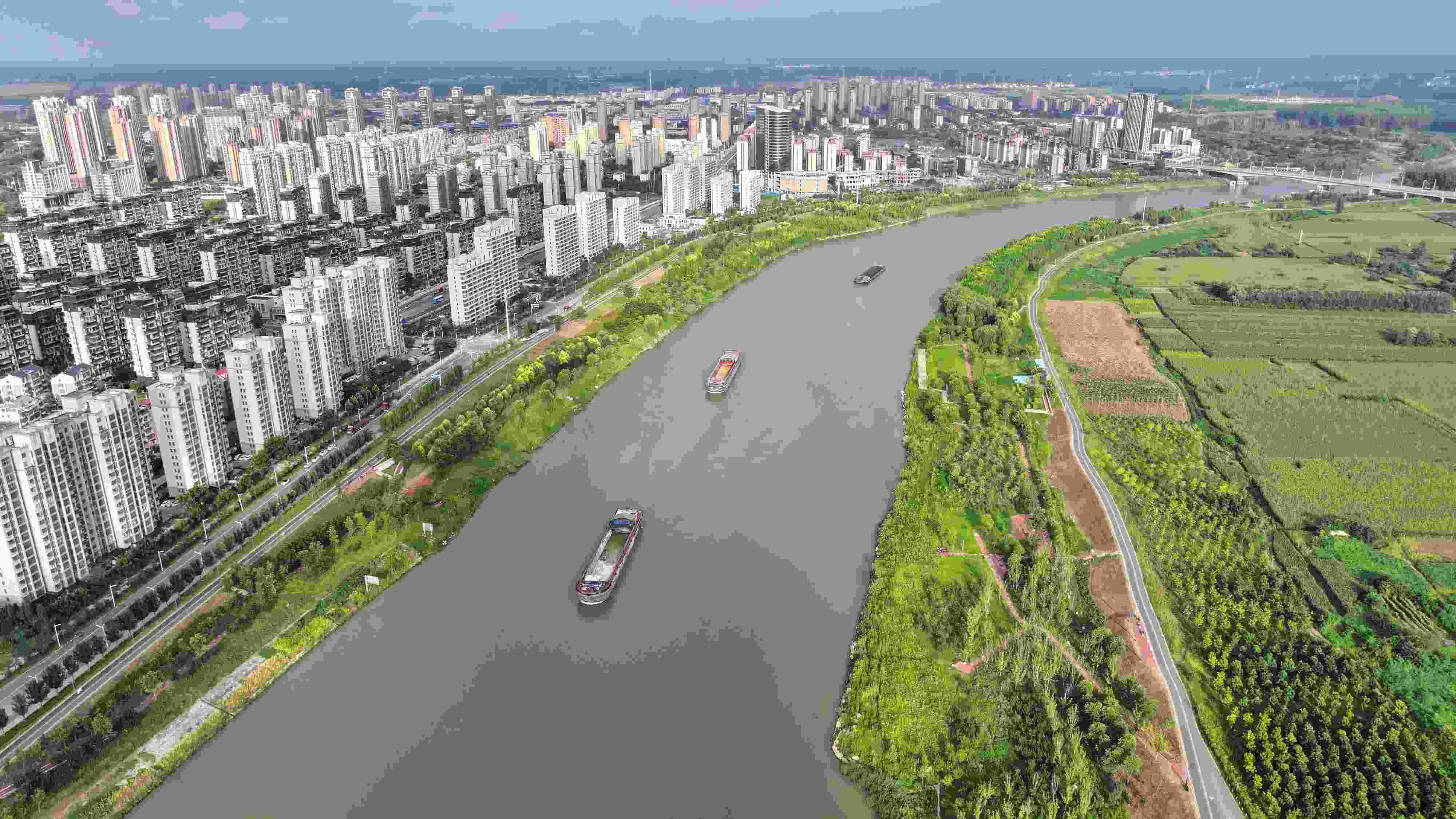 △ 2023年8月21日，安徽阜陽，初秋時節(jié)，界首城市建設與沙潁河水系、橋梁和綠植相映襯，構成一幅生態(tài)宜居的美麗畫卷。