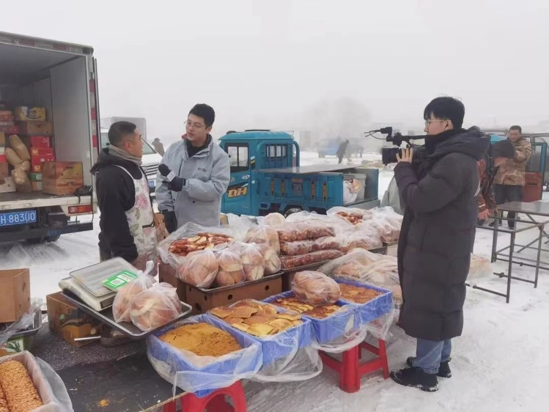 △ 2024年1月1日，在中央廣播電視總臺中央電視臺《新年新愿》報道中，遼寧營口鲅魚圈區(qū)大集賣餅干的小哥憨態(tài)可掬的表情、生機勃勃的臉龐、充滿煙火氣的新年愿望，讓他火爆出圈。