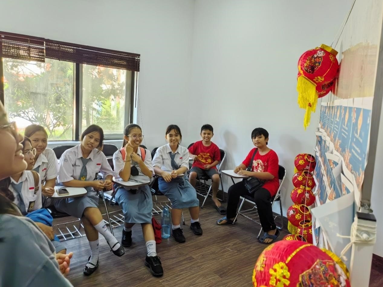 學(xué)生們踴躍參與猜燈謎活動(dòng)。巴陵康孔子學(xué)院供圖