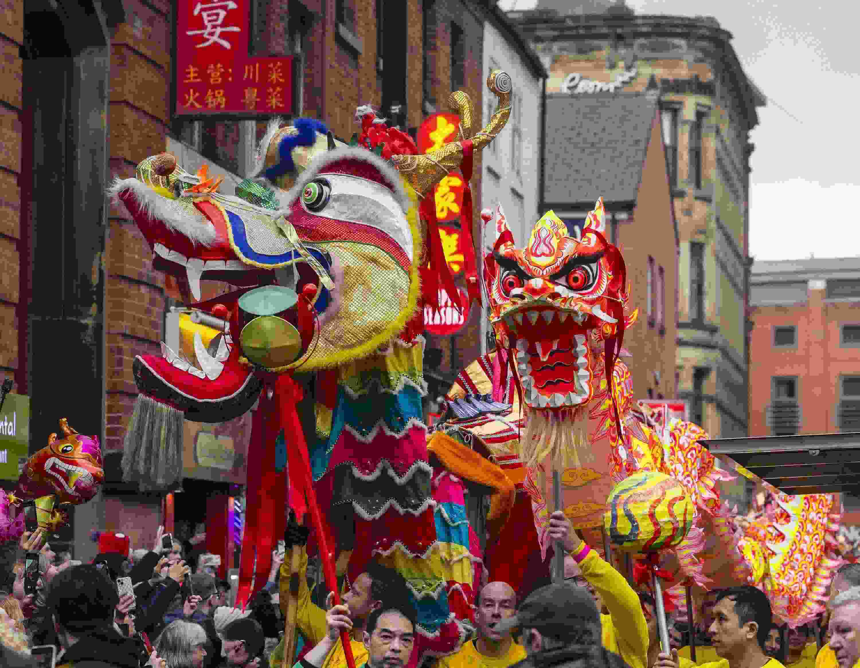 △ 當(dāng)?shù)貢r(shí)間2024年2月11日，英國(guó)曼徹斯特，表演者進(jìn)入中國(guó)城，參加中國(guó)農(nóng)歷龍年春節(jié)的慶?；顒?dòng)。