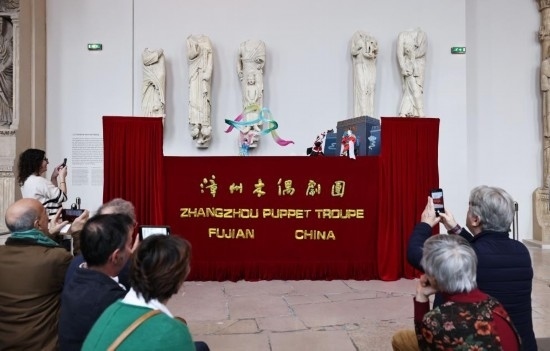 2月10日，在位于法國(guó)巴黎埃菲爾鐵塔附近的“建筑與遺產(chǎn)之城”博物館，觀眾欣賞漳州布袋木偶戲。新華社記者高靜攝